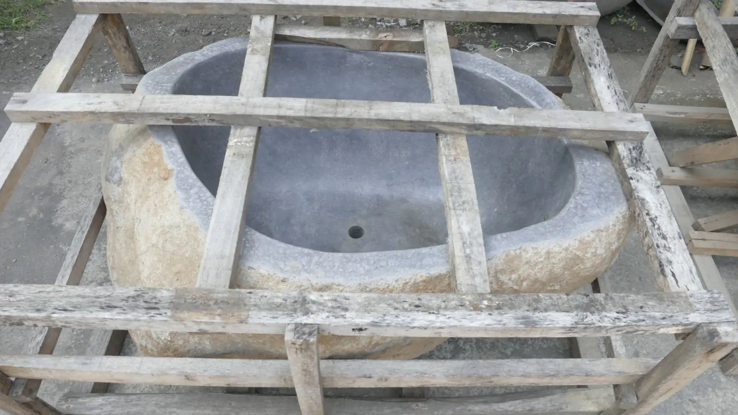  Product image 5 of the product “Basin from Riverstone, Natural surface, polished inside. Length 133 cm, Width 92 cm, Height 53 cm, Depth 36 cm. ”